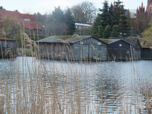 Unterstellplätze für Schiffe im Wasser