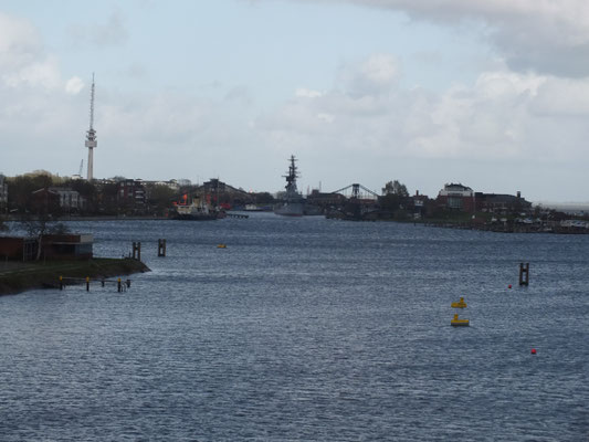 Südhafen und Ems-Jade-Kanal (im Hintergrund ein Teil des Marinehafens)