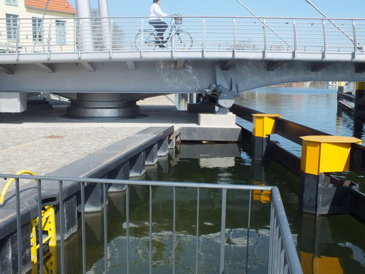 Drehbrücke zum Westufer