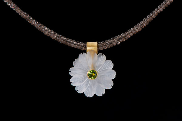 Produktnummer 0566 - 750/- Gelbgold, Bergkristallblüte, Peridot, Rauchquarze