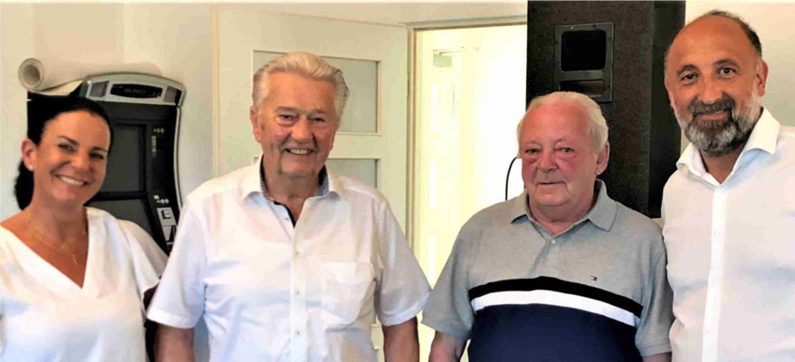 Dieter Zimmermann (zweiter von links) und Franz Windeisen erhalten für 60 Jahre Vereinstreue die Goldene Ehrennadel mit Lorbeer