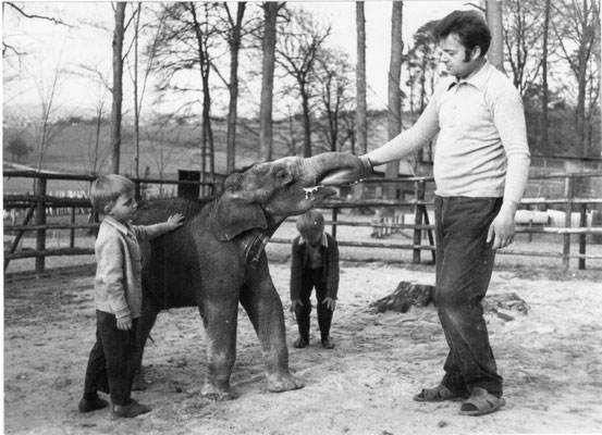 Gründer Herbert Willig mit Elefant