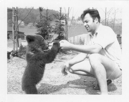 Gründer Herbert Willig mit Kragenbär