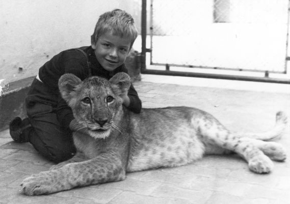 Inhaber Jörg Willig mit Löwe