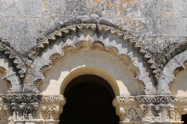 Abbaye de Trizay : les décors polylobés des baies de la salle capitulaire