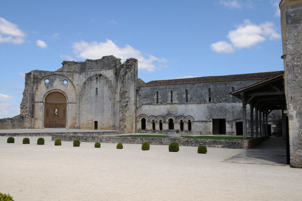 Abbaye de Trizay : vue des vestiges de l'église et des bâtiments conventuels