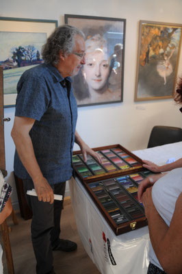 Saint-Aulaye : musée du pastel (Mr Bordas explique la technique du pastel)