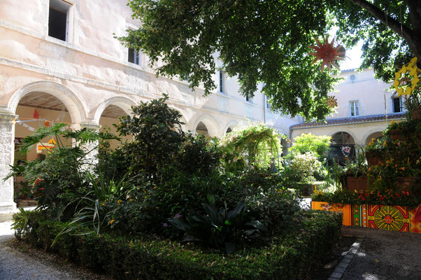 La Rochelle : le jardin du cloître des Dames Blanches