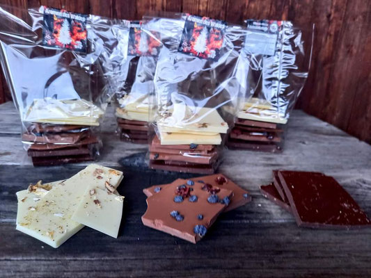 Weiße Schokolade mit getrockneten Steinpilzen/Vollmilch Schokolade mit getrockneten Heidel-& Preiselbeeren/Dunkle Schokolade mit Fichtenharz 