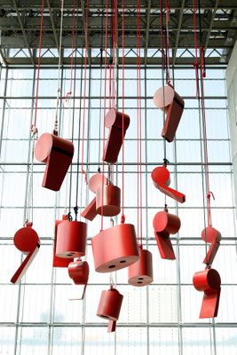 Bogomir Ecker, Trillerpfeifen und Ghettoblaster, 1994, Eisenblech, Eisenstangen, Stricke, Lack (Eisenblech, Eisenstangen, Stricke), © VG Bild-Kunst, Bonn 2018
