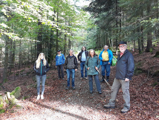 Das Team im Wald.  Foto: Carmen Prinz