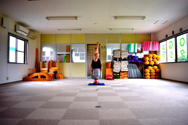 Urdhva Garudasana in Sirsasana