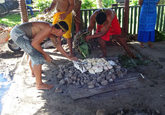 Samoa Kochen mit heißen Steinen