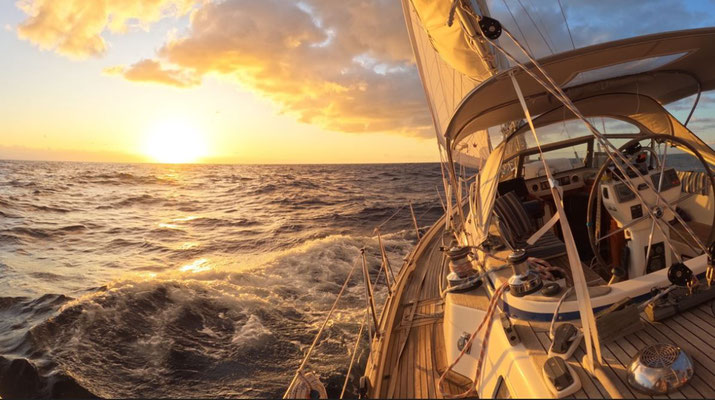Schönes segeln im Sonnenaufgang