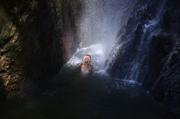 Tobago Wasserfall mit Badenixe