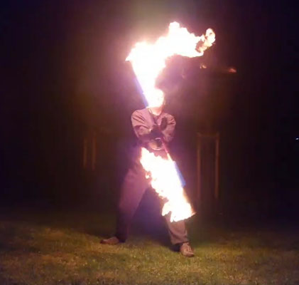 Mit meinem größten Feuerstab (80 cm Brennfläche bei 1,4 m Länge)
