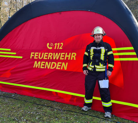 Foto vor dem Zelt der Feuerwehr Menden - dieses diente als Ziel und gleichzeitig als Stempelstelle pro Runde