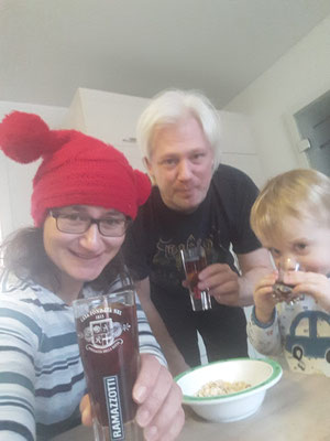 Jetzt stoht de Narrebomm, mit gond no lang it homm...  ähm... achso.... ach, egal, Prösterchen