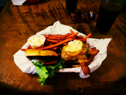 Groveland Saloon Burger