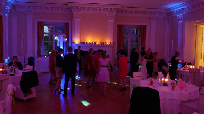 Schloss Boitzenburg Tanz bei einer Hochzeit im Rittersaal