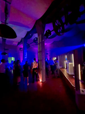 Abendliche Hochzeitsfeier mit DJ-Licht in der Brennerei des Gutshof Genshagen