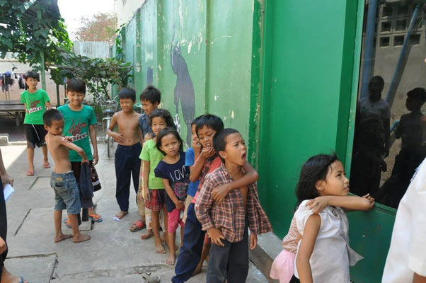 Les enfants font la queue pour se faire vacciner.