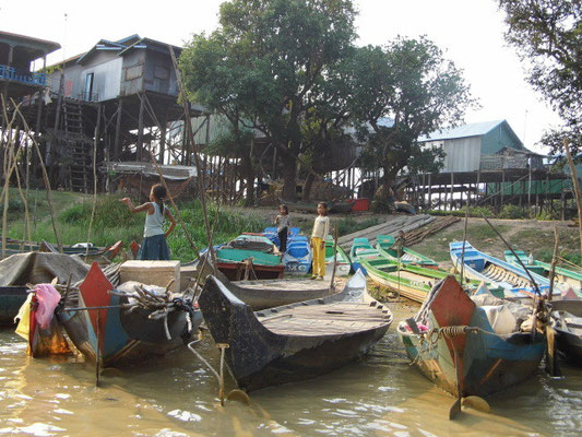 Chaque famille a un petit bateau, qui permet de se déplacer entre les maisons, d'aller faire ses courses, d'aller pêcher ...