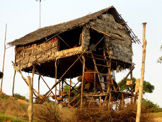 D'autres maisons sont plus pauvres, comme celle-ci, en feuille de palmier