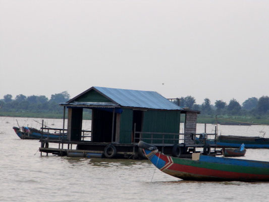 A quelques minutes de bateau, on arrive ensuite sur le Tonlé Sap, où flottent quelques maisons