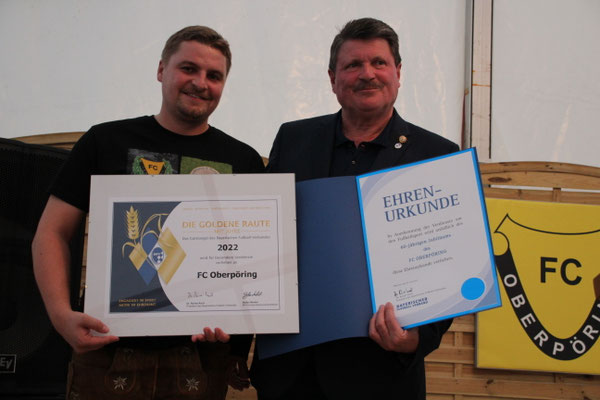 Kreisehrenamtsbeauftragter Rudi Hamberger überreicht die Goldenen Raute mit Ähre