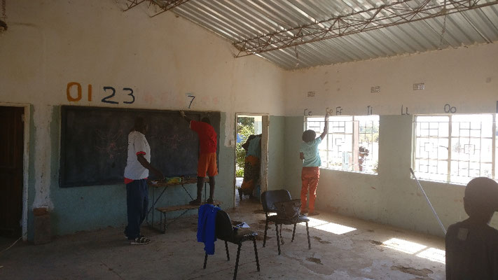 Das Fußballteam und die Lehrer sind dabei. Das ist in Zambia keine Selbstverständlichkeit!