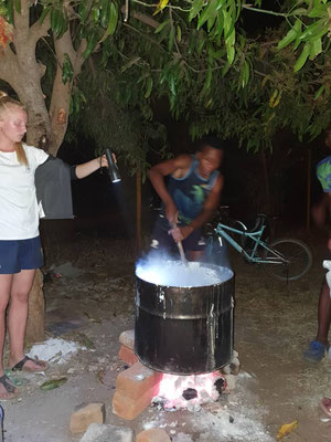 Zum Abendessen gab's für die übernachtenden Jungs Nshima. Genau so wird der Maisbrei auch für 130 Kinder gekocht