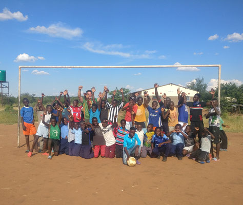 Fußball an der Linda South. Zum kicken muss man hier in Sambia niemanden zwingen.