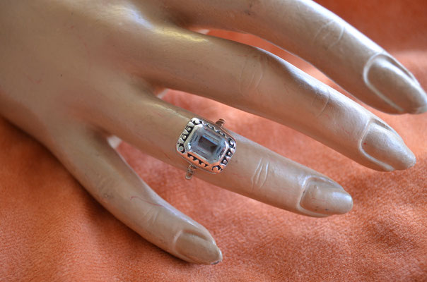 Art Deco Ring aus 925 Silber und großem Glasstein. Preis: 15,00 €