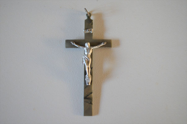 schlichtes Kunststoff Kreuz mit Metall Verzierungen zum Umhängen. 9 cm hoch. Preis: 2,50 €