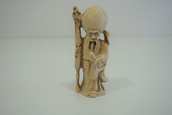 asiatische Figur aus Polyresin. 15,2 cm hoch. Preis: VB 8,00 €