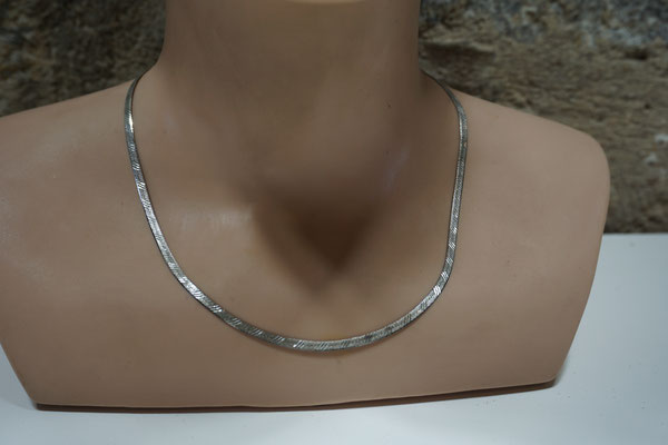 Collier aus 925 Silber im Fischgratmuster. Preis: 15,00 €