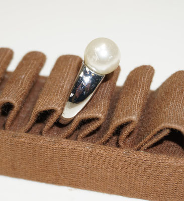 Modeschmuck Ring mit künstlicher Perle. Neuwertiger Zustand. Preis: 3,50 €