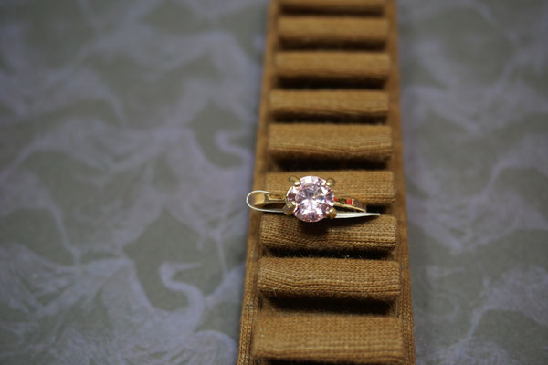 Modeschmuck Ring mit rosa Glasstein im Diamant Schliff. Gr. 17, Neu. Preis: 2,50 €