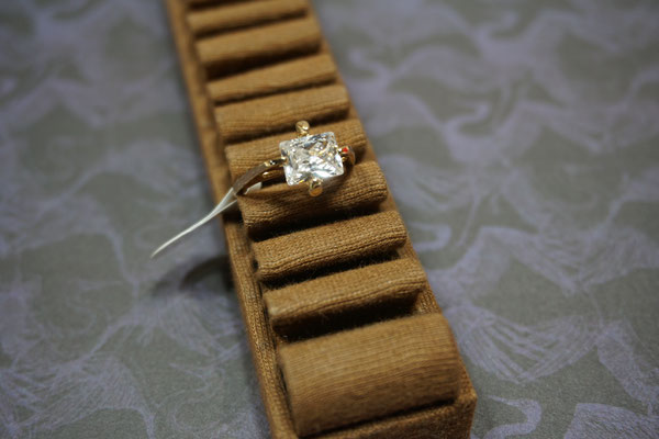 Modeschmuck Ring mit rechteckigen Glitzer Glasstein. Gr. 19. Neu - Preis: 2,50 €