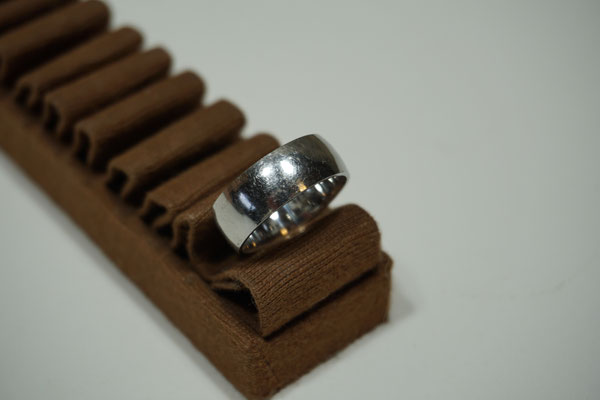 großer und breiter Edelstahl Ring ohne Verzierungen. Preis: 2,099 €