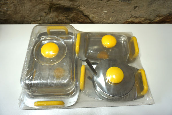 3-teiliges Frühstück-Set aus Edelstahl und Kunststoff. Etwa 1980er/1990er Jahre. Bestehend aus Butterdose, Frischhalteplatte + Marmeladendose. Neuwertig. Preis: 9,90 €