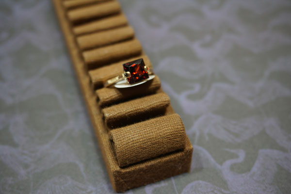 Modeschmuck Ring mit Granatroten, eckigen Glasstein. Gr. 18. Neu - Preis: 2,50 €