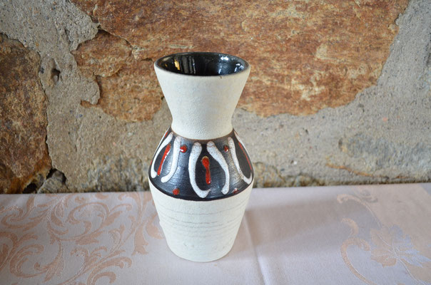 Mid Century Vase, teils mit Lava Glasur. 18 cm hoch. Preis: 7,70 €