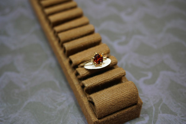Modeschmuck Ring mit roten Glasstein in Krappenfassung. Gr. 17 - Preis: 2,50 €
