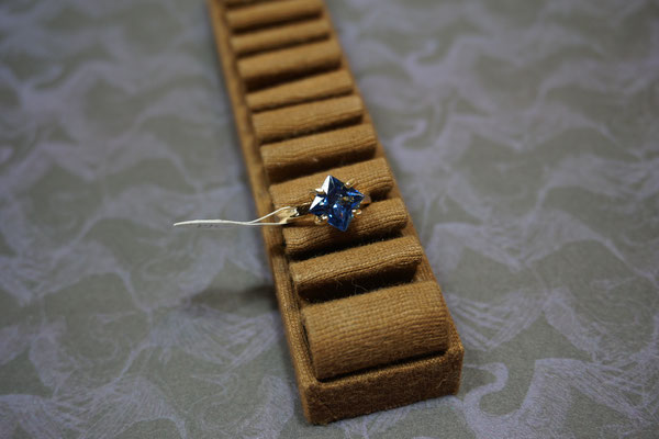 Modeschmuck Ring mit quadratischen, saphirblauen und schräg gefassten Glasstein. Neu. Größe 17. Preis: 2,50 €