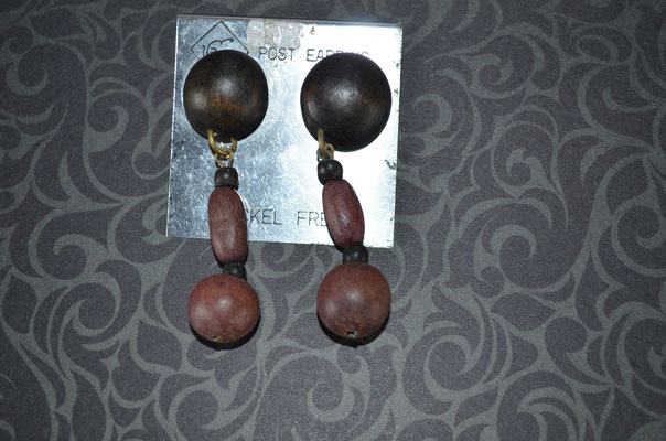 neuwertige Ohrstecker/Ohrringe mit Holz Perlen. Modeschmuck. Etwa 1990er Jahre. Preis: 2,50 €