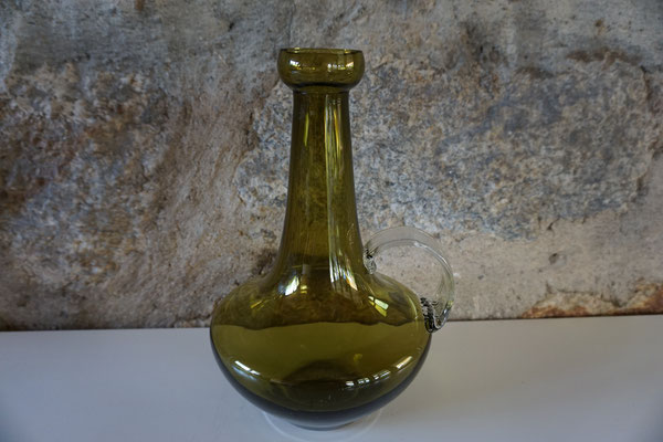 Mid Century Glas Vase. Maße: 26 cm hoch, ca. 18 cm Durchmesser (an breitester Stelle gemessen). Preis: VB 15,00 €