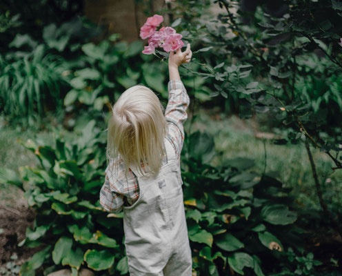 enfant arbres fleurs