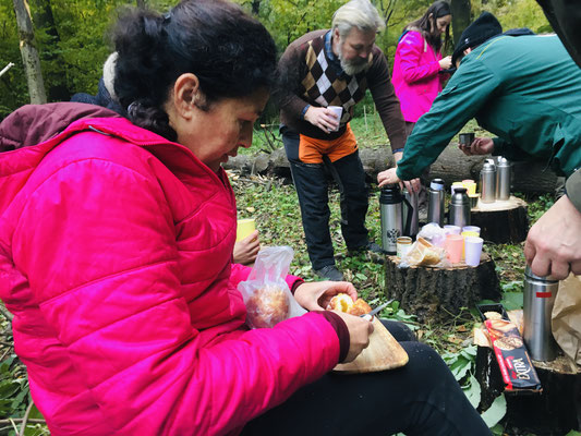 Les repas dans les bois, ils s'y connaissent, les russes. Un thé à l'argousier à tomber par terre...